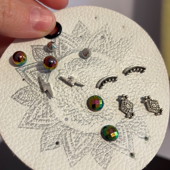 Stud earrings - Picture 3 of 4